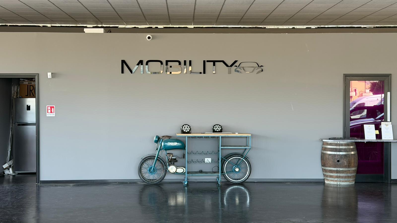 Insegna MOBILITY all'interno dello showroom